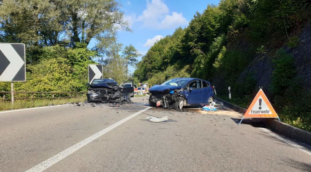 Aathal / Uster ZH: Drei teils schwer Verletzte bei frontalem Unfall