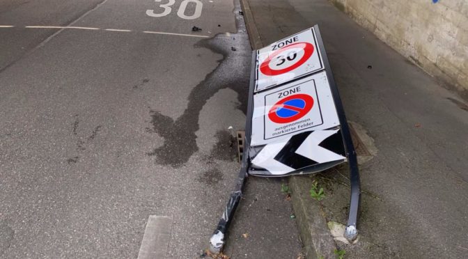 Neuhausen Am Rheinfall SH: Auto Kracht Bei Unfall In Signalisationstafel