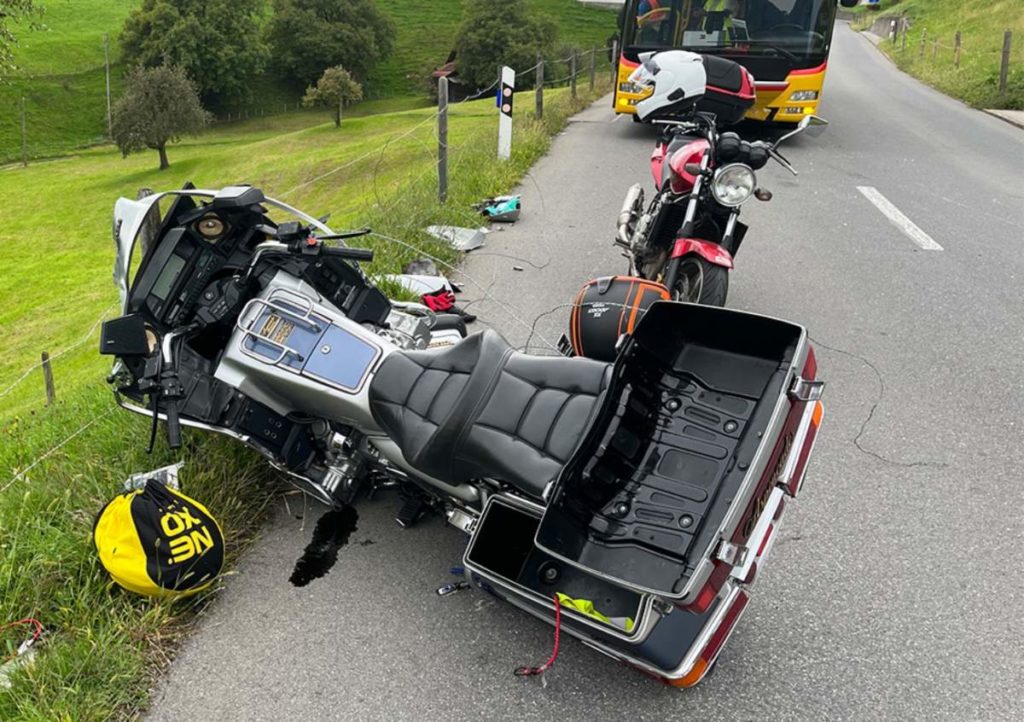 Unfall in Stalden OW: Crash zwischen Motorrad und Postauto