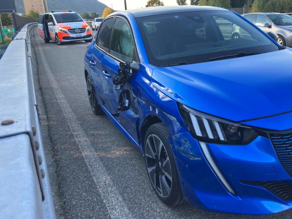 A3 Niederurnen GL: Lenker schläft ein und baut Unfall