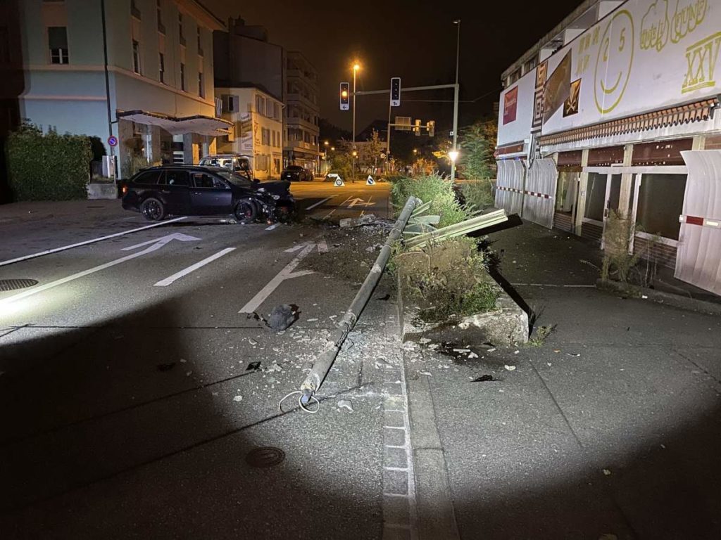 Unter Drogen und Alkohol heftiger Unfall in Birsfelden BL gebaut