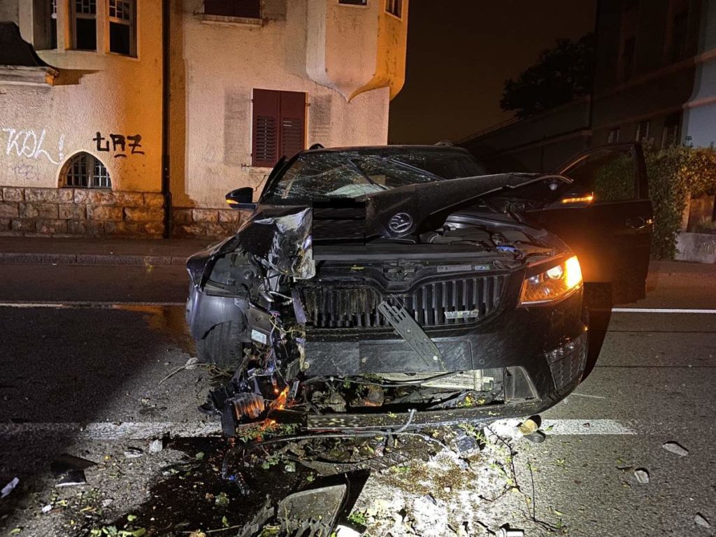 Unter Drogen und Alkohol heftiger Unfall in Birsfelden BL gebaut