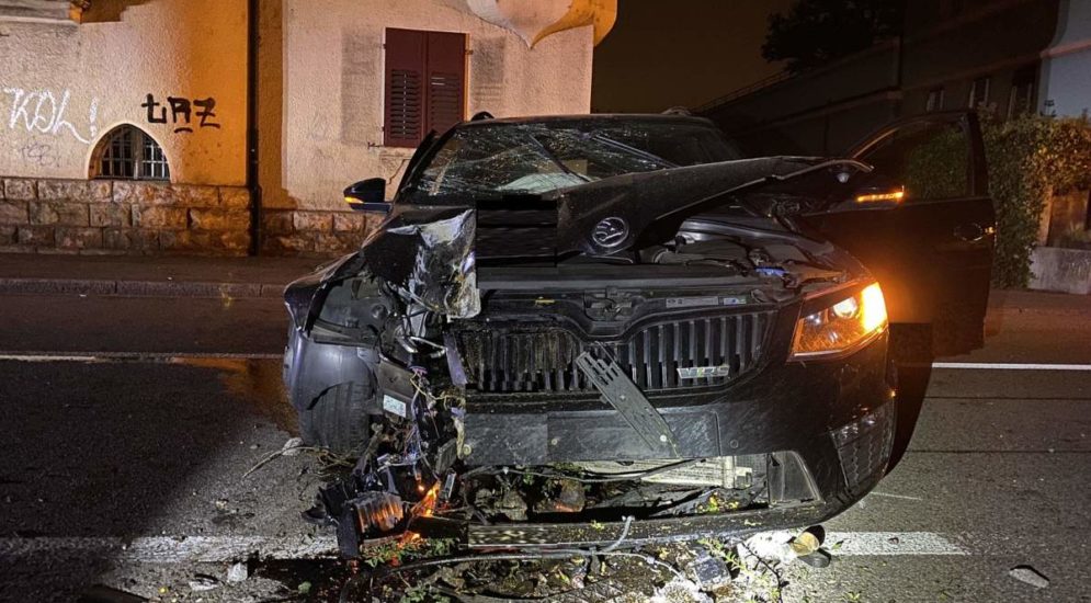 Unter Drogen und Alkohol heftiger Unfall in Birsfelden BL gebaut