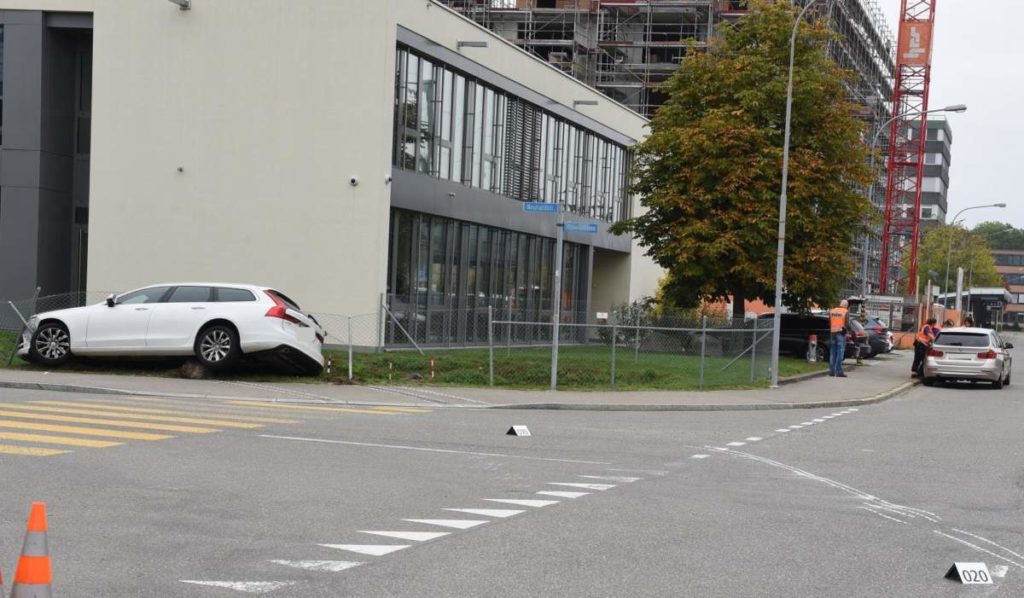 Regensdorf ZH: Autofahrer flüchtet vor Polizeikontrolle und baut Unfall