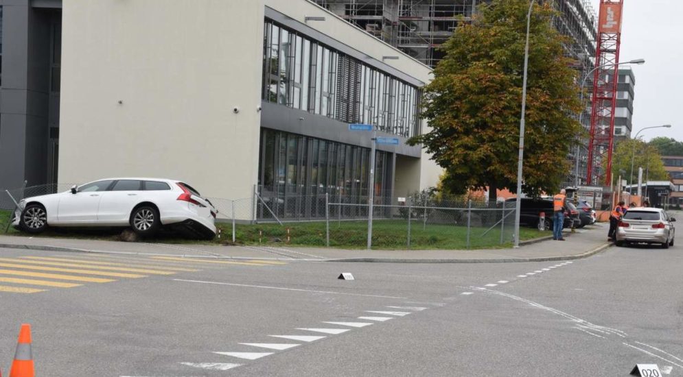 Regensdorf ZH: Autofahrer flüchtet vor Polizeikontrolle und baut Unfall