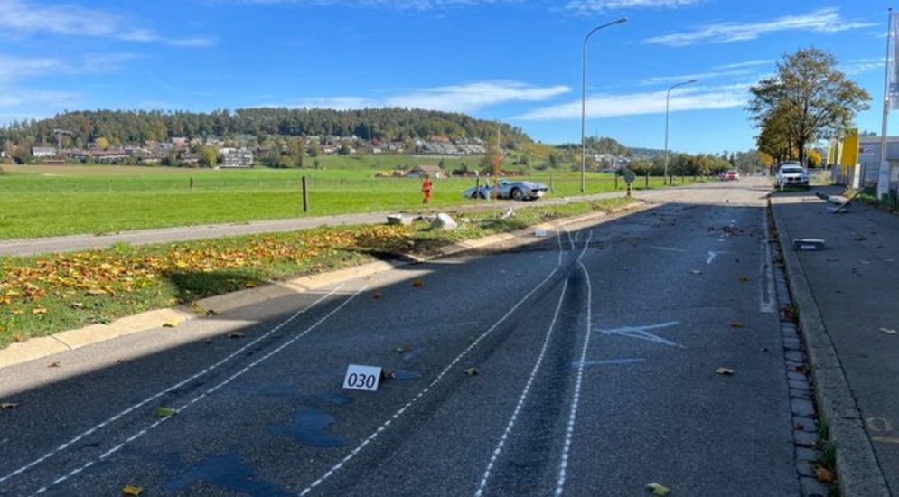 Neftenbach ZH: Zwei Personen bei Unfall aus Sportwagen geschleudert