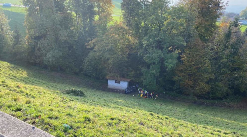 Edlibach (Menzingen): Autofahrer nach Unfall in kritischem Zustand