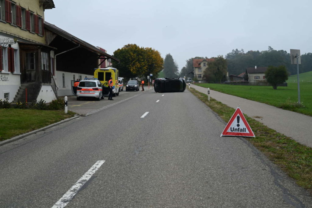 Rossrüti SG: Auto kippt bei Unfall - eine Person im Spital