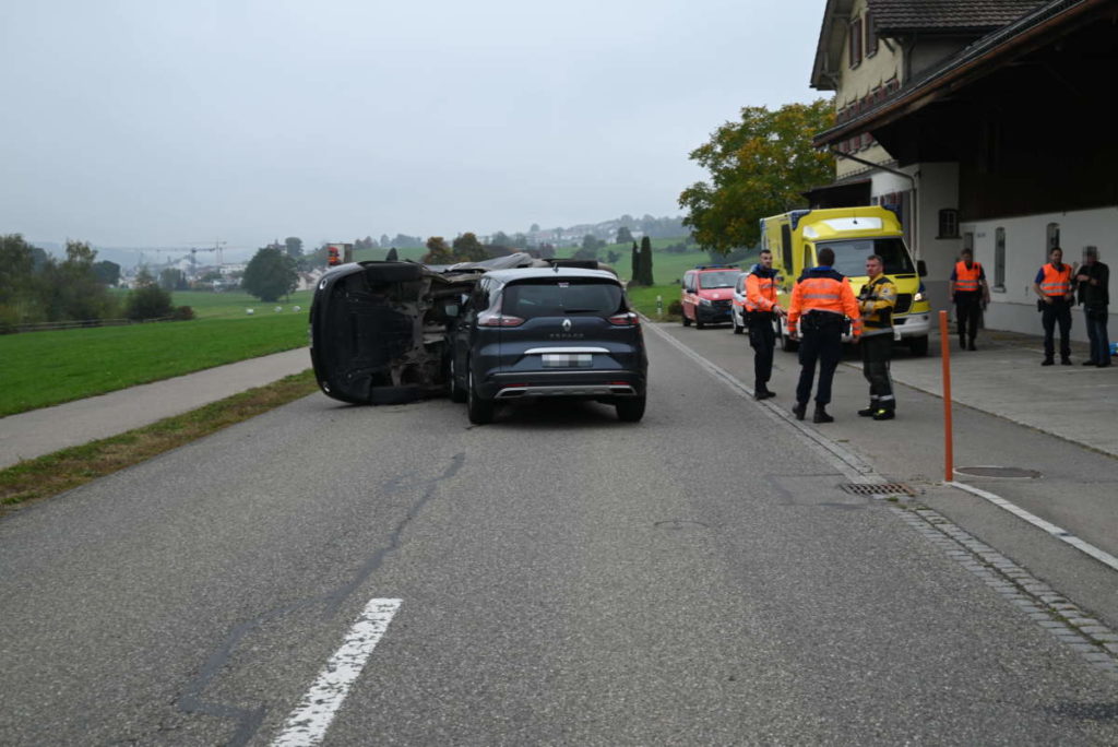 Rossrüti SG: Auto kippt bei Unfall - eine Person im Spital