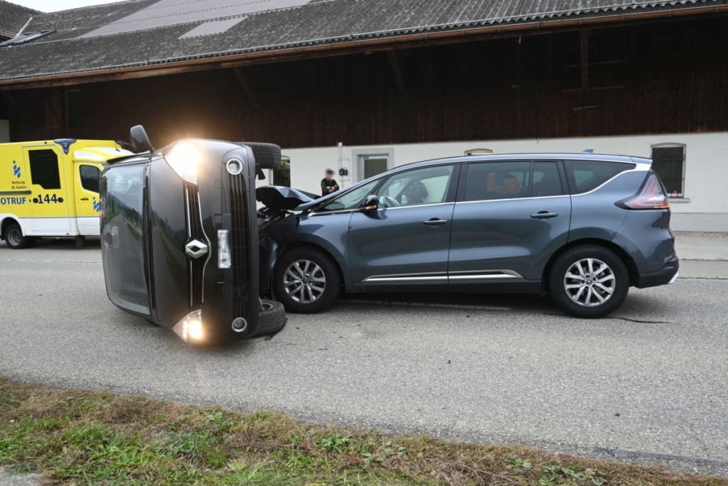 Rossrüti SG: Auto kippt bei Unfall - eine Person im Spital