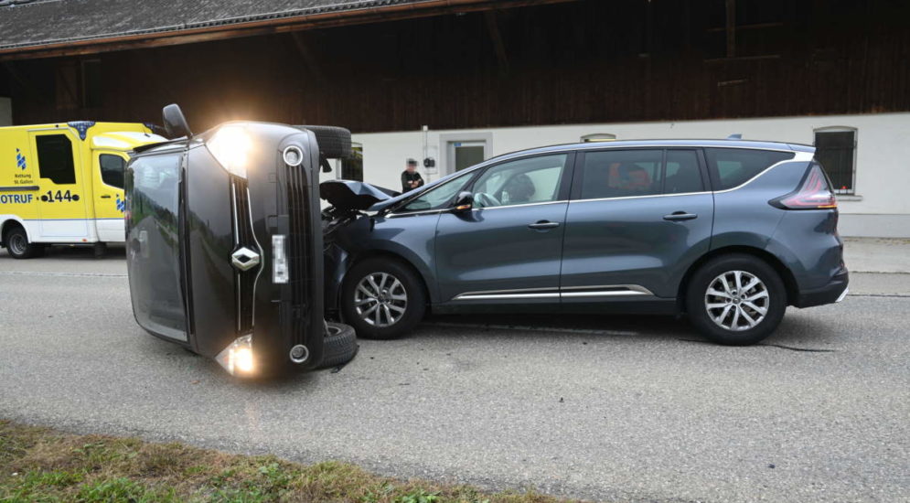 Rossrüti SG: Auto kippt bei Unfall - eine Person im Spital