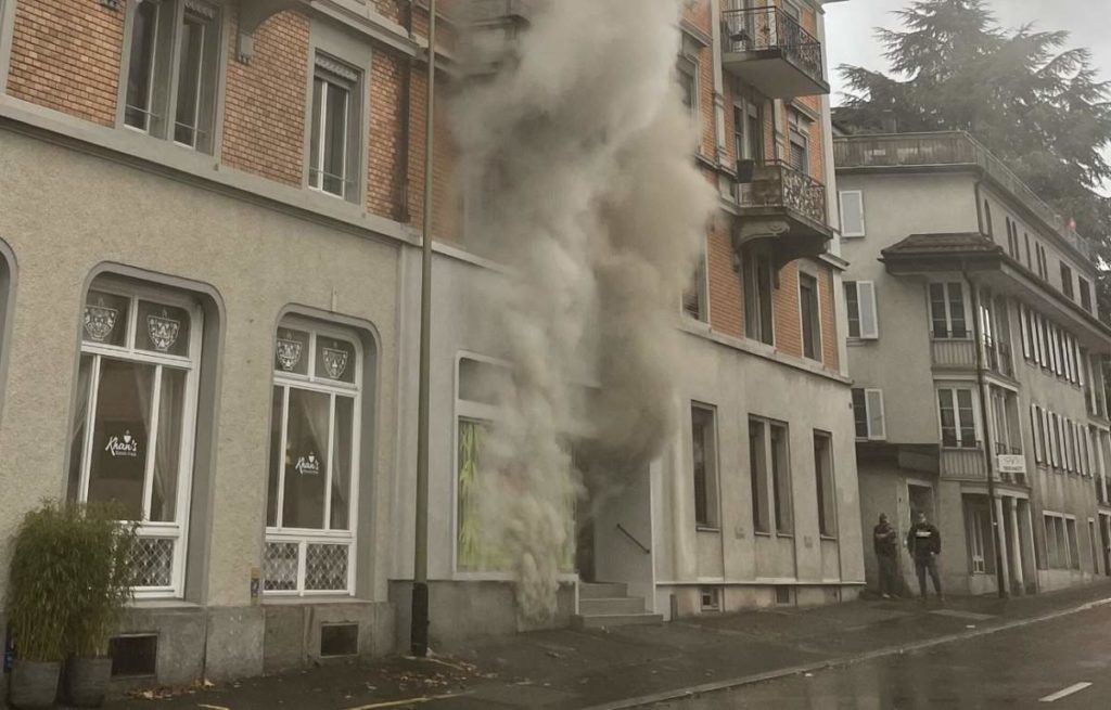 Horgen ZH: Wohn- und Geschäftshaus in Brand geraten