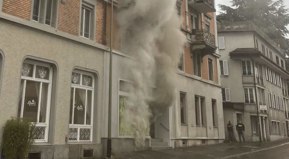 Horgen ZH: Wohn- und Geschäftshaus in Brand geraten