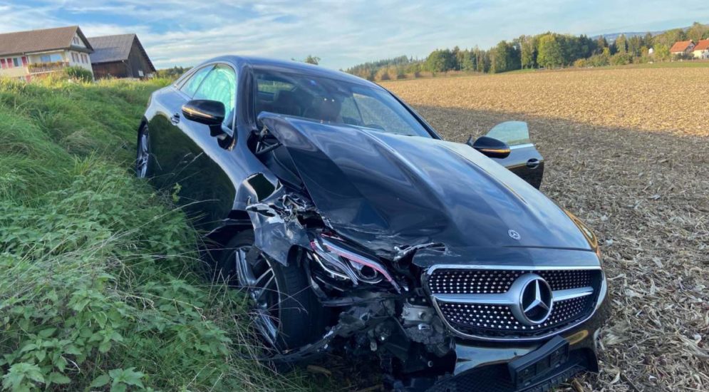 Benzenschwil AG: Heftiger Unfall zwischen Mercedes und VW