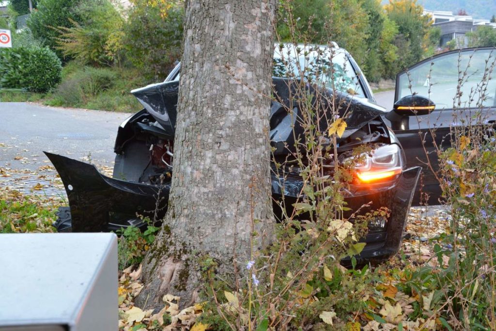 Sissach BL: Autofahrer (18) kracht bei Unfall frontal gegen Baum