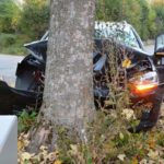 Sissach BL: Autofahrer (18) kracht bei Unfall frontal gegen Baum