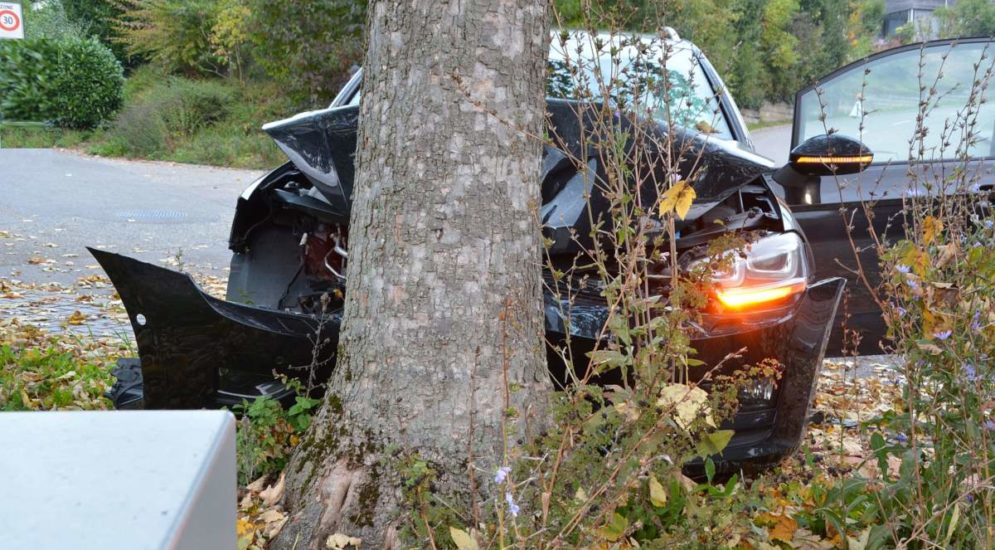 Sissach BL: Autofahrer (18) kracht bei Unfall frontal gegen Baum