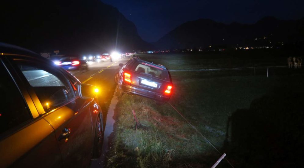 Netstal: Durch ihr Kleinkind abgelenkt - Fahrerin kommt bei Unfall von Strasse ab