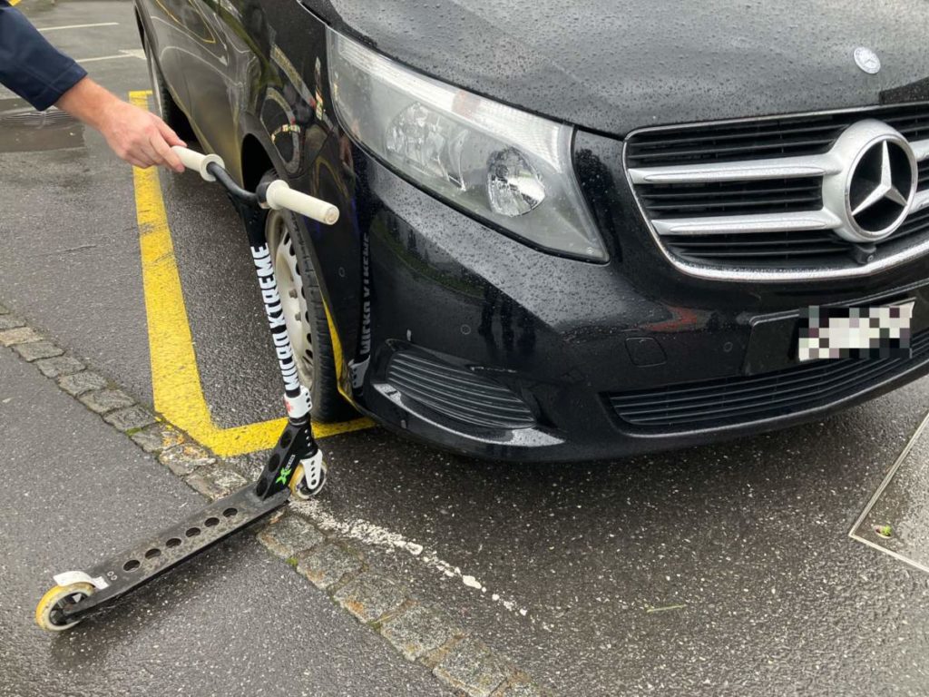 Näfels GL: Junge bei Unfall mit Minivan verletzt