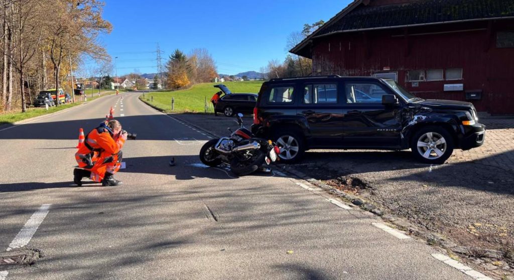 Grüt ZH: Schwerverletzter Motorradfahrer nach Unfall