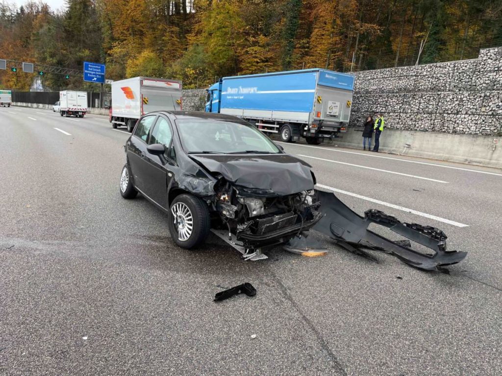 A1 Neuenhof AG: Unfall zwischen LKW und PW