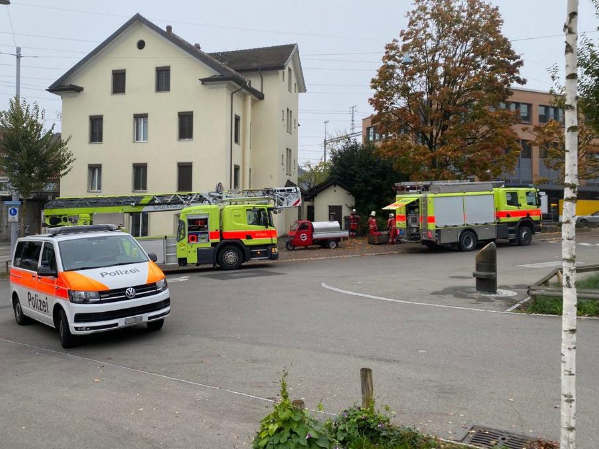 Zürich Feuerwehreinsatz im Kreis 11