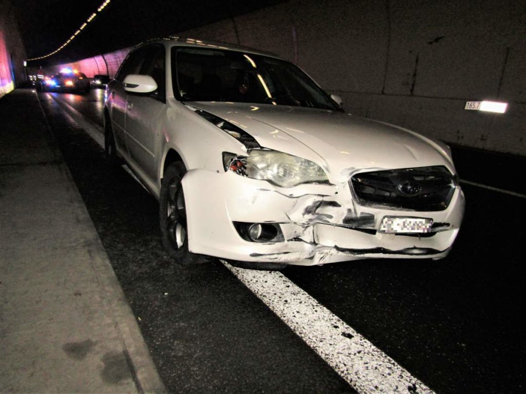 Filzbach GL: Unfall auf der A3 wegen Lenkfehler