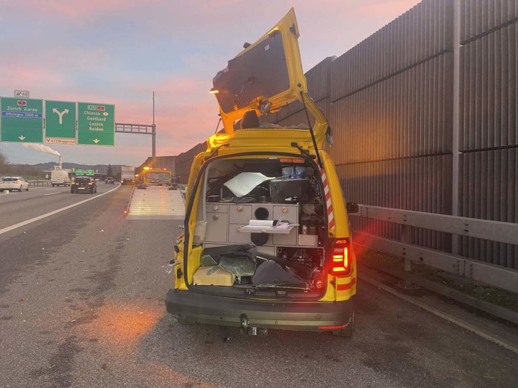 Rothrist AG: Lastwagen prallt bei Unfall auf A1 in TCS-Fahrzeug