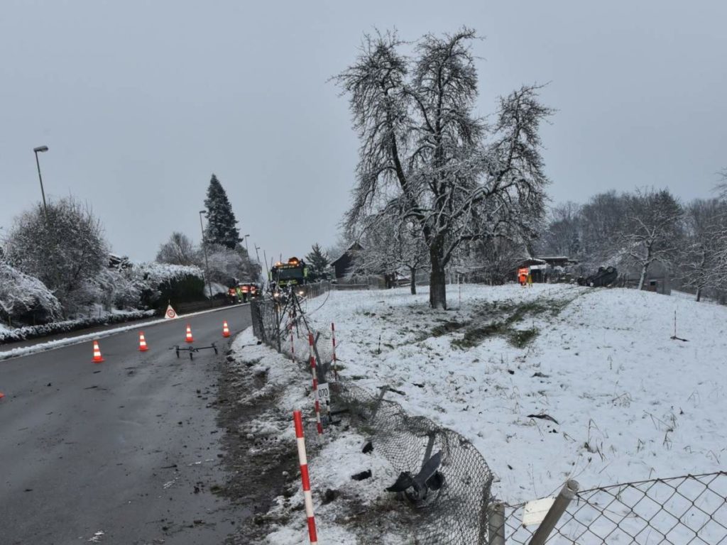 Hombrechtikon: Bei Unfall 70 Meter über Wiese geschleudert und überschlagen