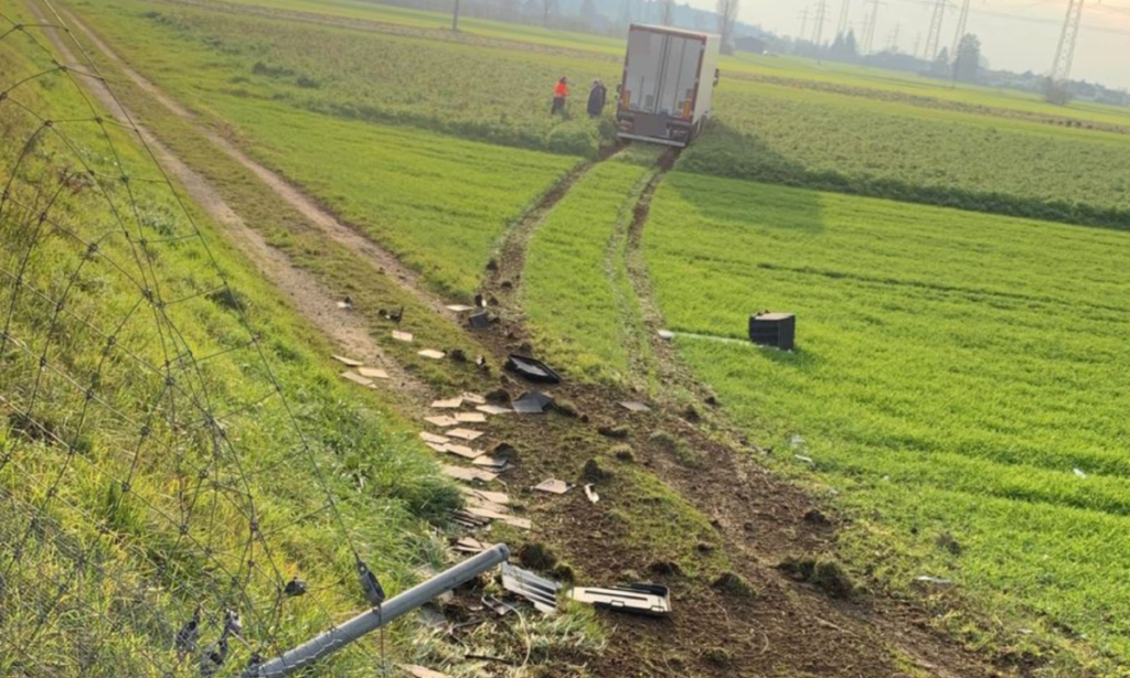 Oensingen: Lenker eines Sattelschleppers verursacht Unfall auf A1