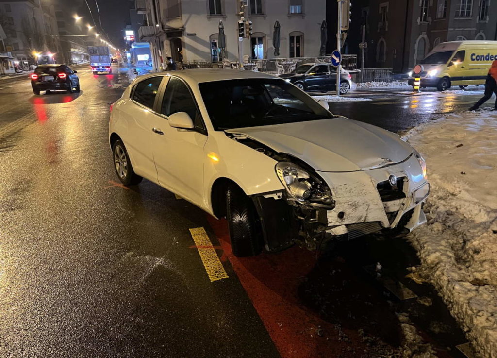 St.Gallen: Auto dreht sich bei Unfall und prallt gegen Ampel