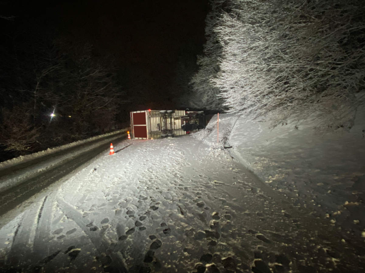 Unfälle Im Kanton Zug: Lieferwagen In Seitenlage - Lastwagen Auf Kandelaber