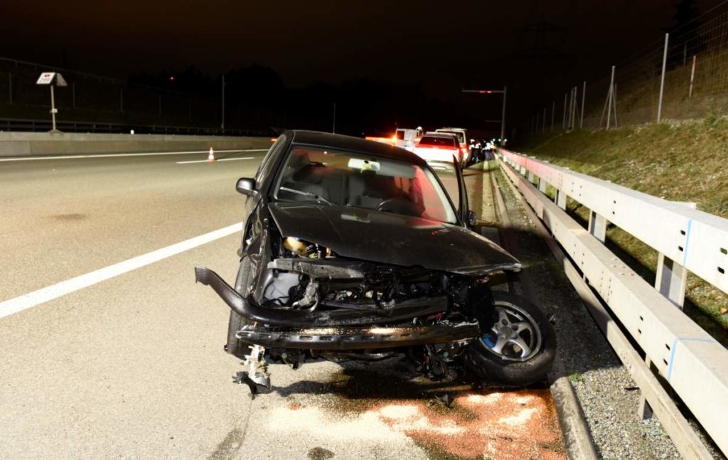 A1, Rümlang ZH: Raser verursacht Unfall auf Flucht vor Polizei