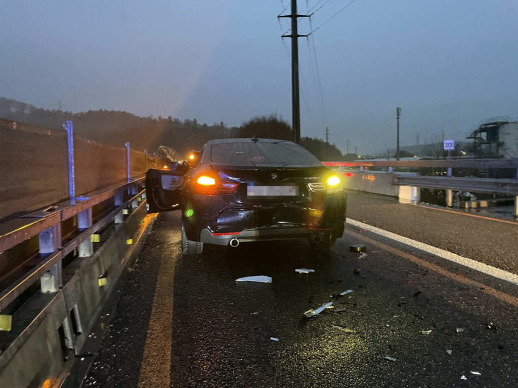 A1, Safenwil AG: Neulenker bei Unfall gegen Leitplanke geprallt