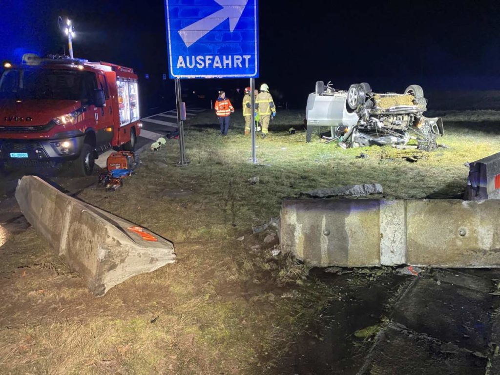 Schwerer Unfall A1 Dättwil: Voller Mercedes-Van überschlagen, 18-Jährige reanimiert