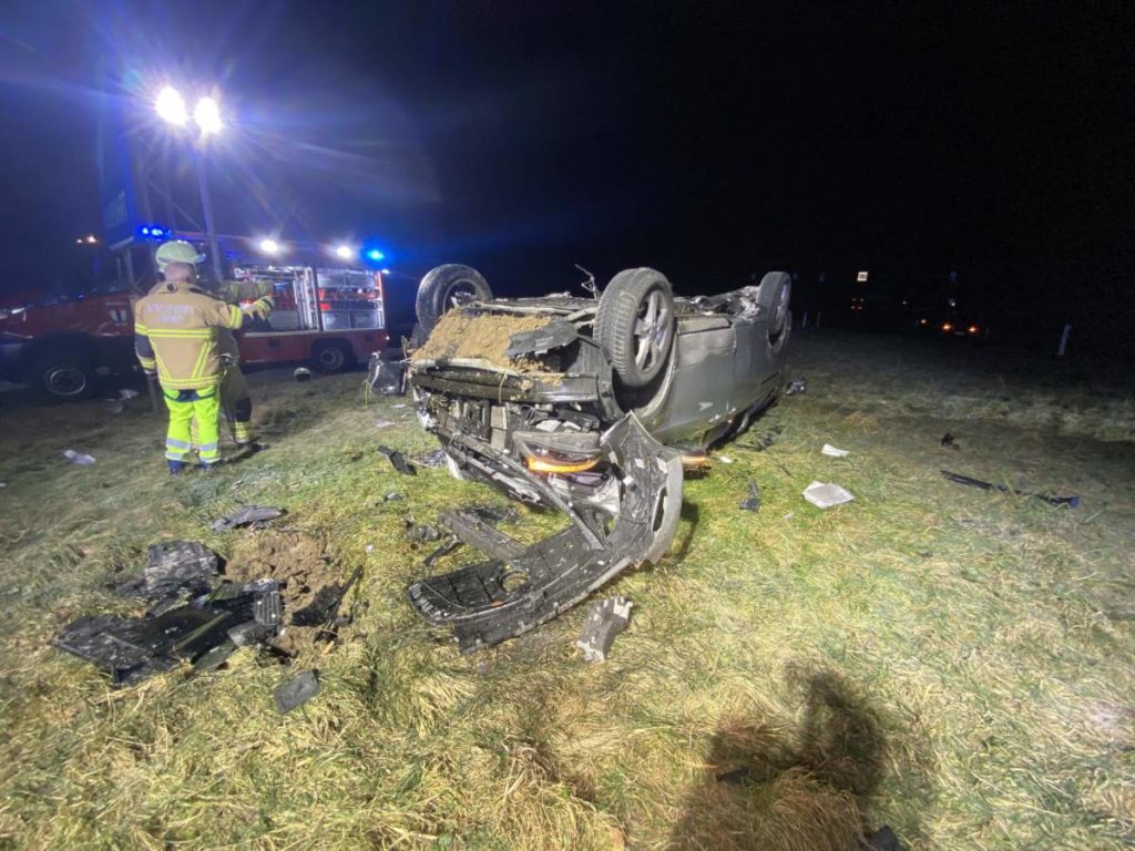 Schwerer Unfall A1 Dättwil: Voller Mercedes-Van überschlagen, 18-Jährige reanimiert