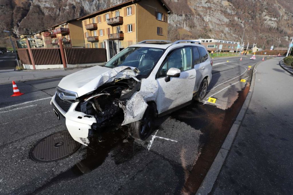 Netstal GL: 18-Jähriger bei Unfall mit Kandelaber kollidiert