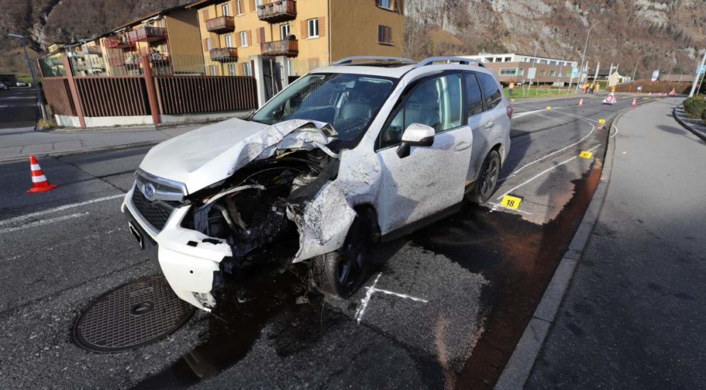 Netstal GL: 18-Jähriger bei Unfall mit Kandelaber kollidiert