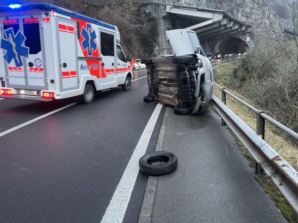 Morschach SZ: Bei Unfall in Betonelement geprallt