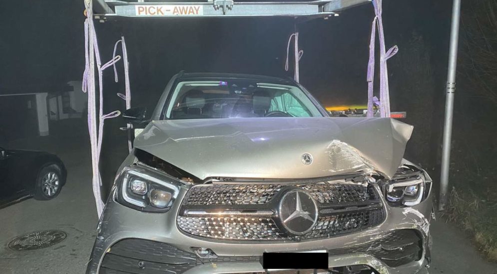 Oberwil BL: Mercedes nach Unfall massiv beschädigt