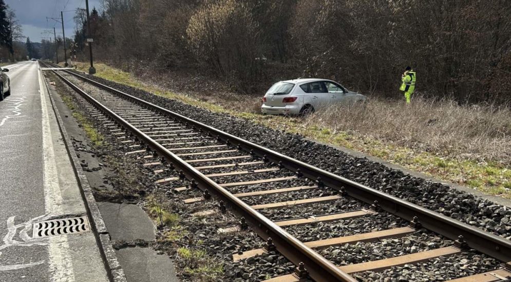 Lenzburg AG: Abgelenkt durch Kind und bei Unfall auf Gleise geraten