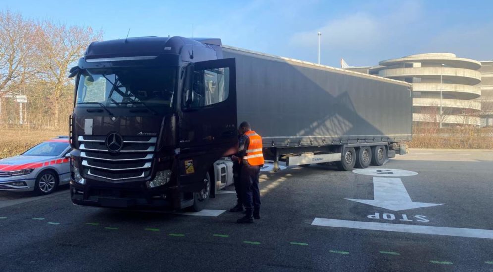 Steinhausen ZG: Fünf Fahrzeuglenker bei Kontrolle angezeigt