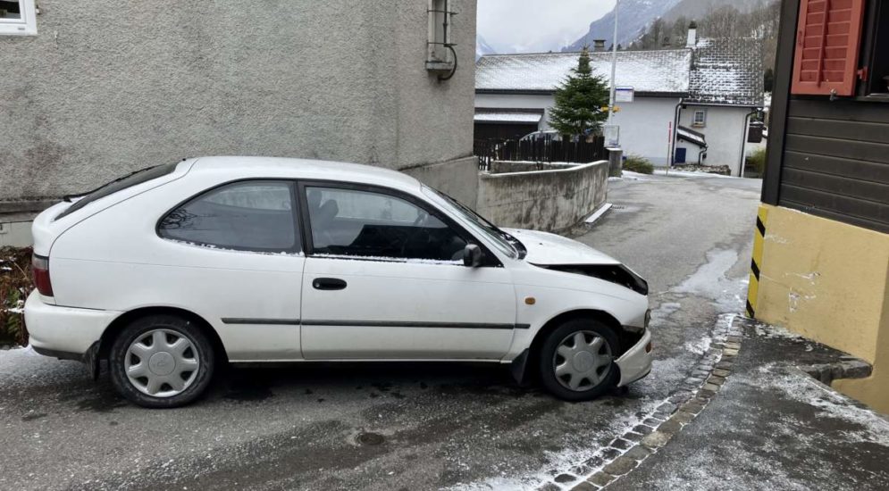 Schwändi GL: Neulenker kollidiert bei Unfall gegen Hauswand