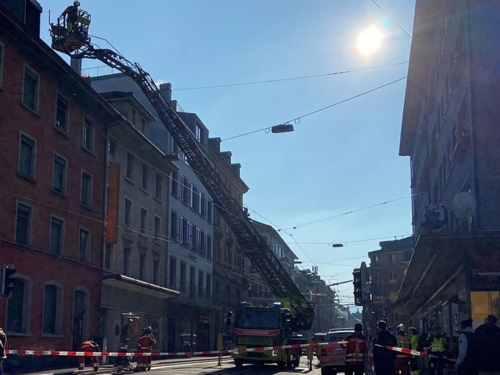 Zürich: Feuer in Mehrfamilienhaus