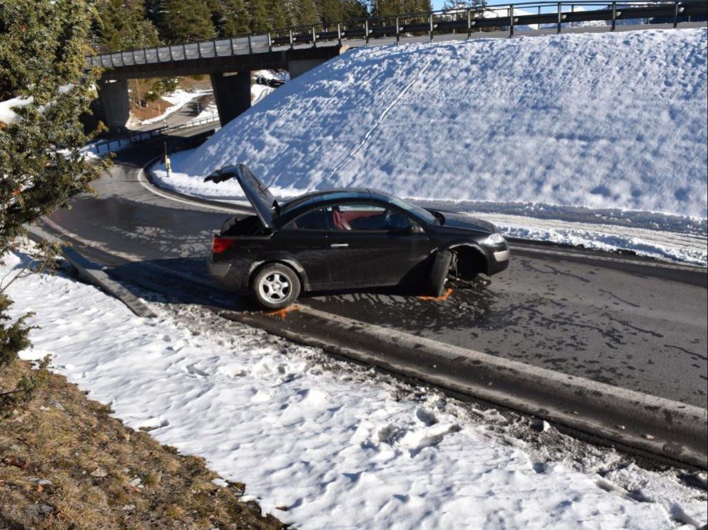 Unfall in Flims GR: Fussgänger ausgewichen und mit Leitplanke kollidiert