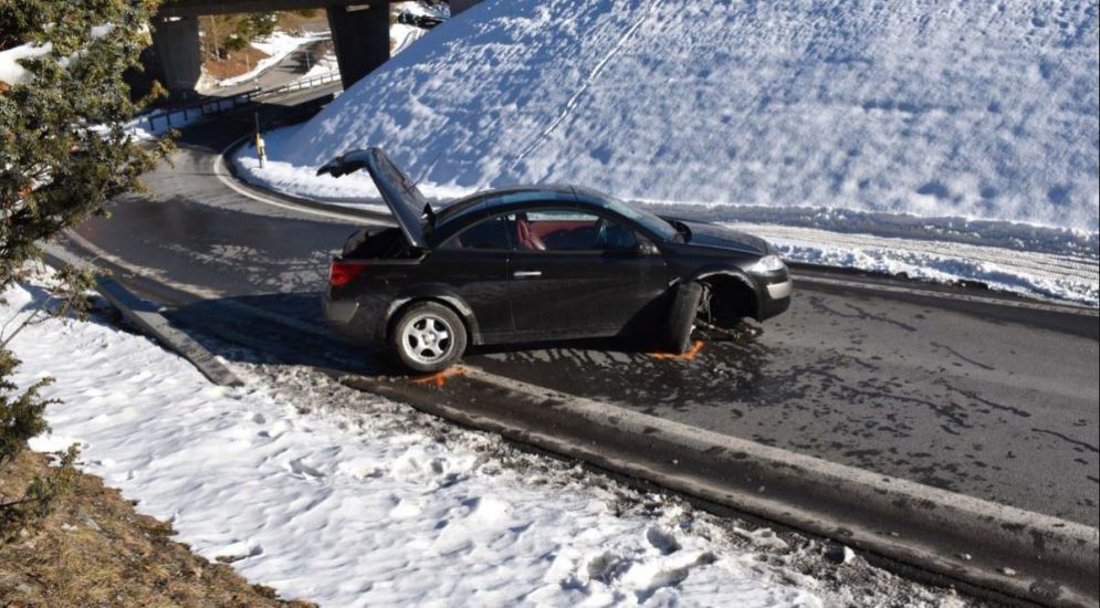 Unfall in Flims GR: Fussgänger ausgewichen und mit Leitplanke kollidiert