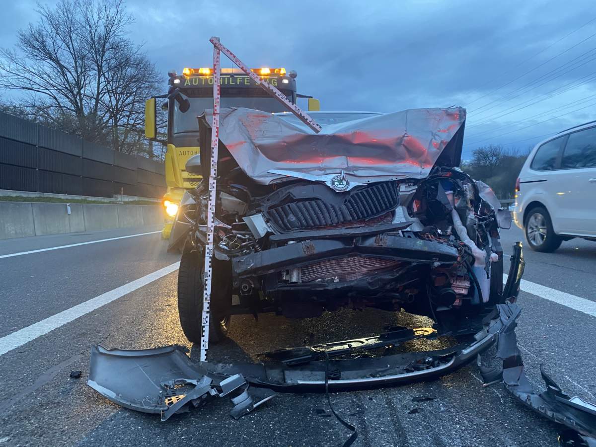 Cham ZG Unfall Dreier Fahrzeuge Auf Der A4