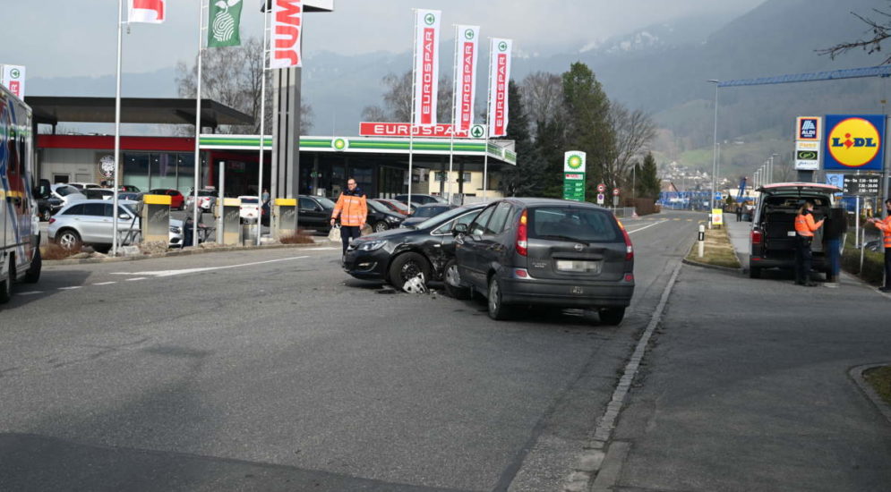 Schänis SG: Unfall zweier Fahrzeuge im Kreuzungsbereich