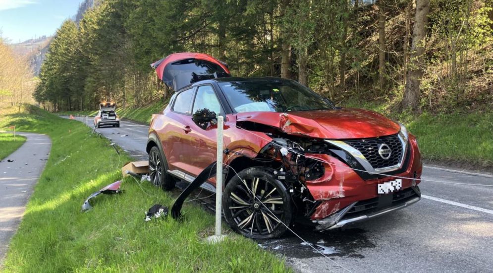 Netstal GL: Bei Unfall mit Strassenzaun kollidiert