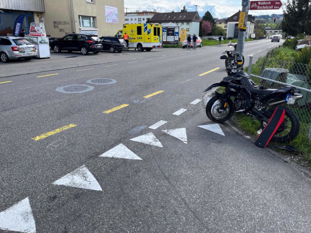 Gossau SG: Motorradfahrerin (26) bei Unfall mit Auto verletzt